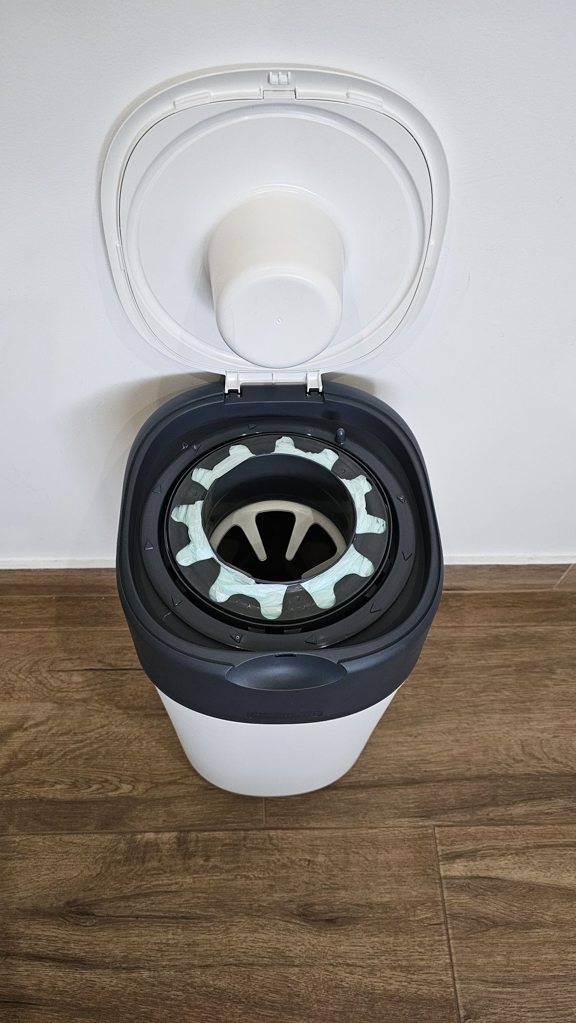 Caixote de Fraldas Tommee Tippee Twist & Click White Novo