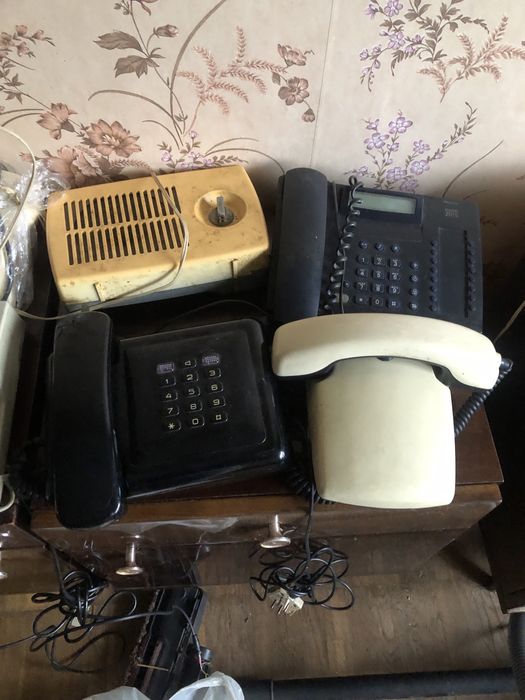 Старі телефони та радіо