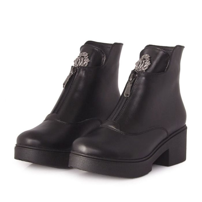 чорні зимові жіночі шкіряні черевики. Сапоги