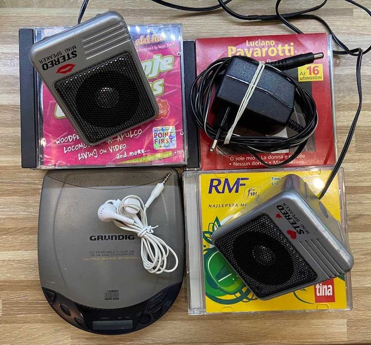 Zestaw Audio Retro: Discman Grundig, Głośniki Stereo Mini, 16 płyt CD