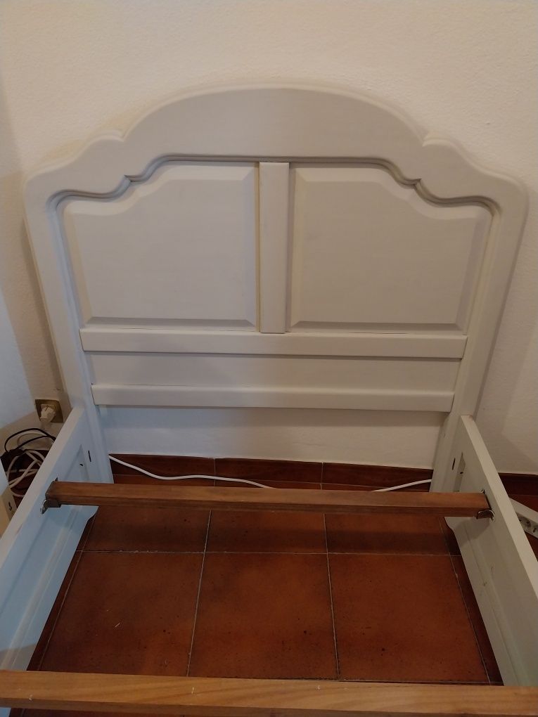 Cama de Solteiro em madeira