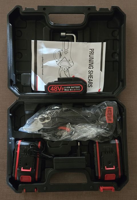 Tesoura de Poda Eléctrica Nova com 3x Baterias, 2 x de 21V e 1 x 48V.