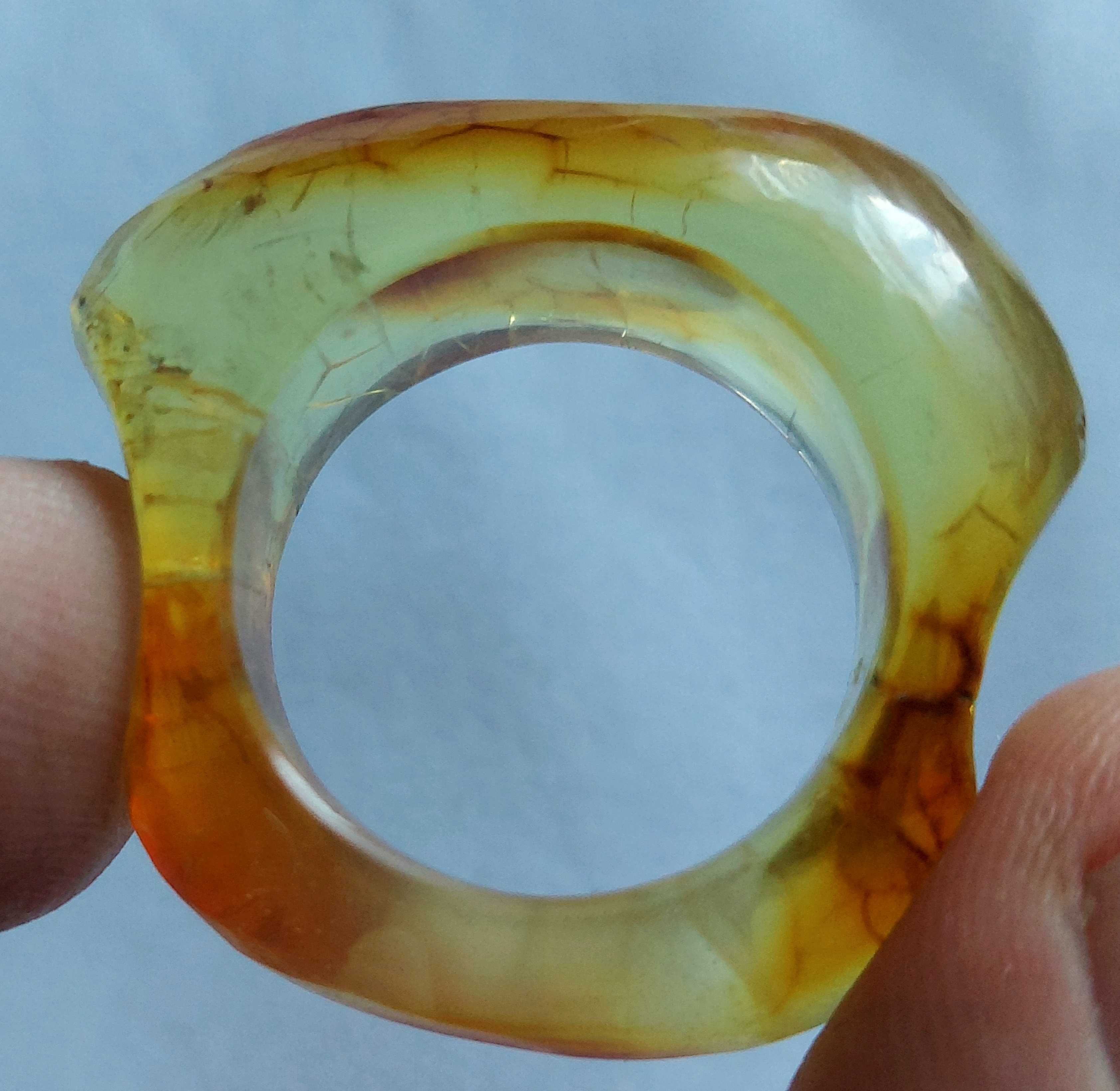Янтарное кольцо перстень из цельного янтаря