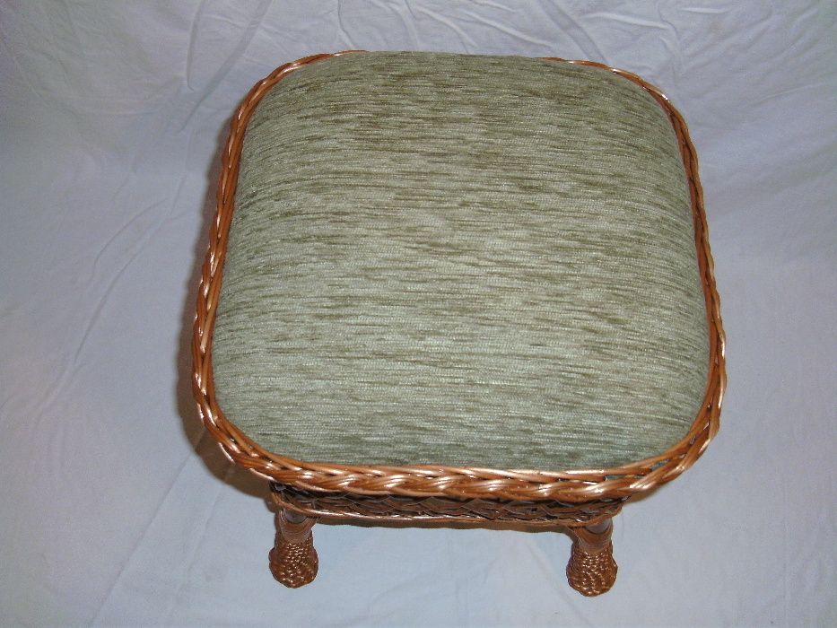 wiklinowy taboret tapicerowany