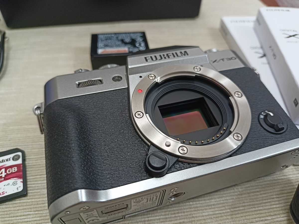 Fujifilm X-T30  (26.1 MP)"c/Nova" c/ 3 mil disparos + Punho Metálico
