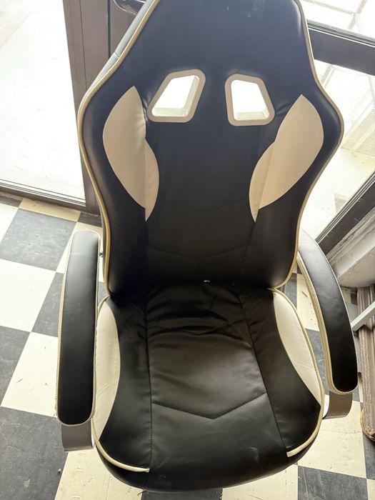 Fotel obrotowy z podnóżkiem w stylu gamingowym