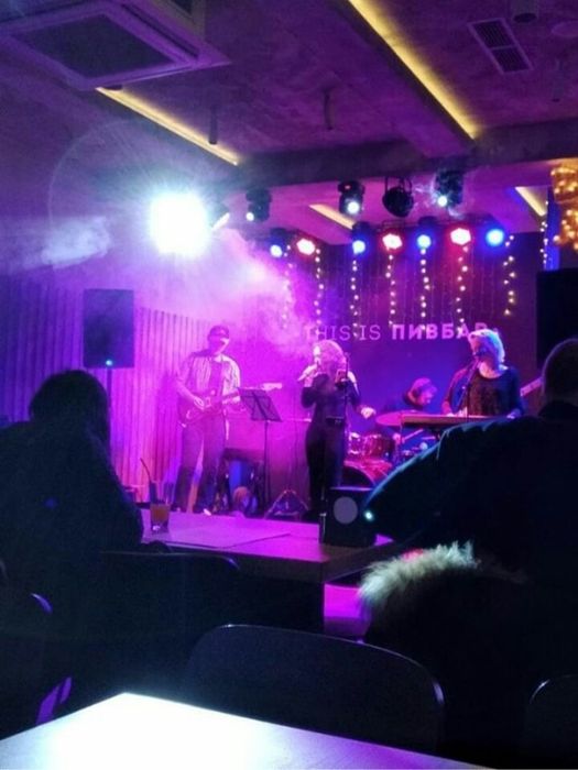 Уроки гітари на студії звукозапису.