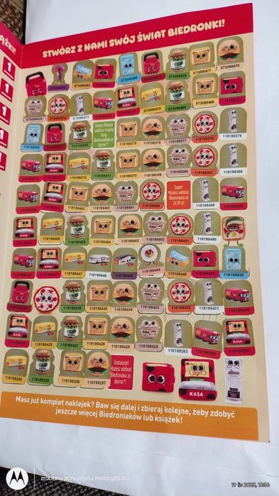 Wypełniony album z naklejkami