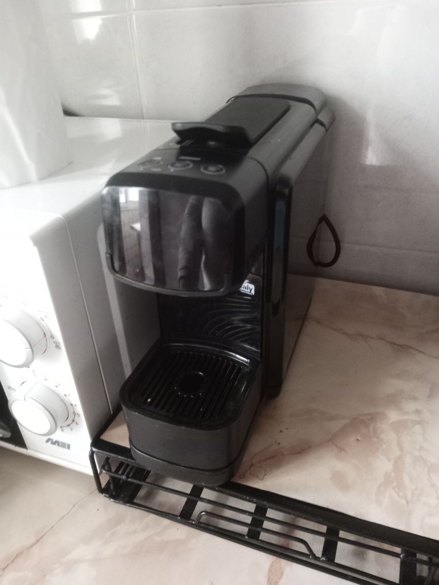 Máquina de café com pouco uso