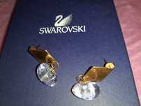Brincos plaqueados a ouro e com uma pedra de quartzo branco