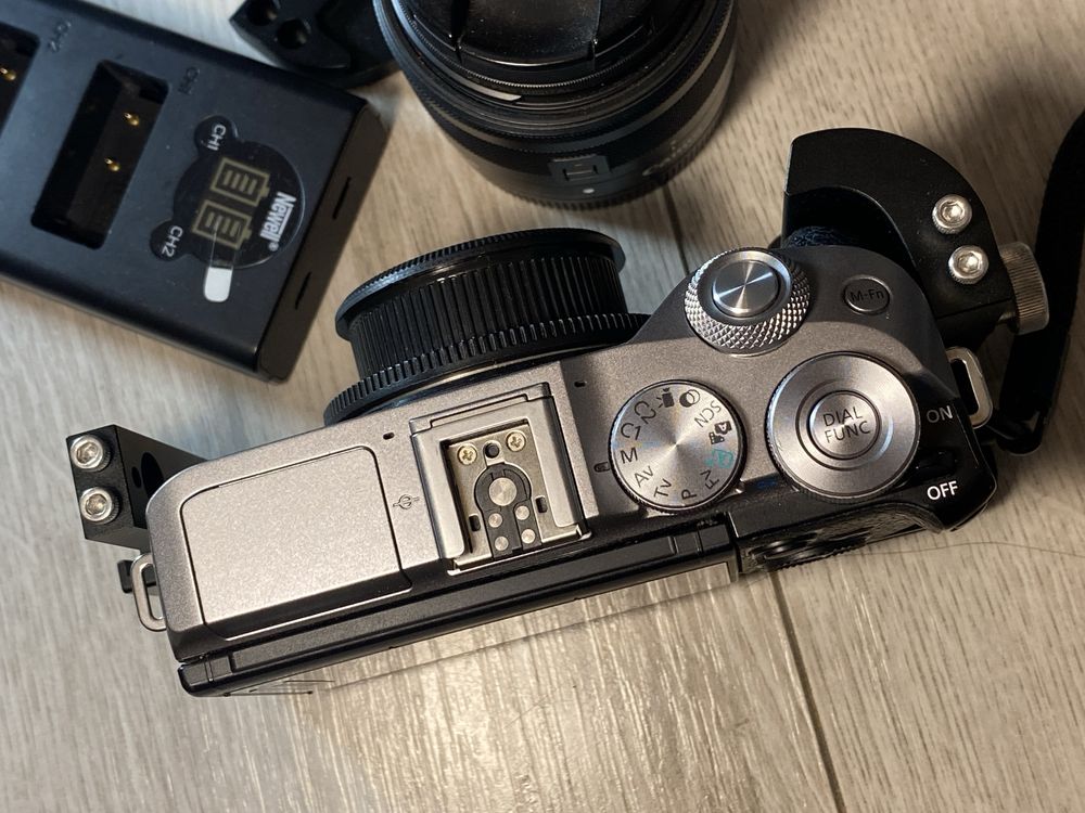 Aparat bezlusterkowiec canon m6 mark II skóra klatka lampa ulanzi f12