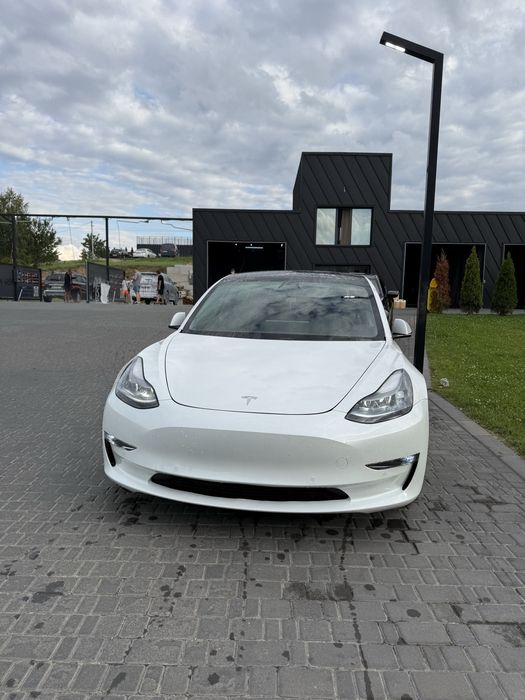 Tesla model 3 standrt plus