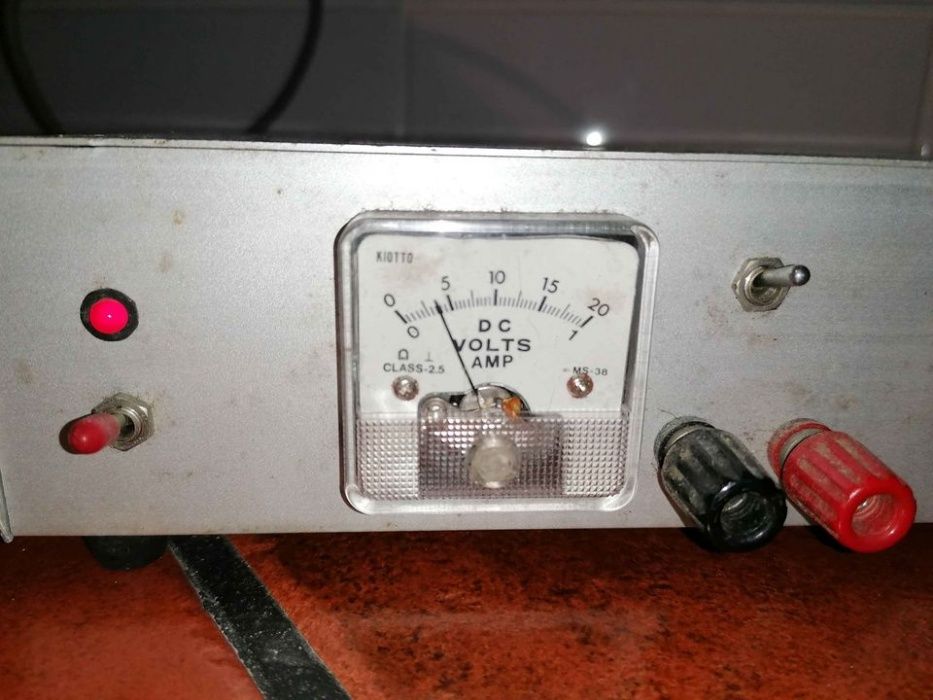 Fonte de alimentação regulável