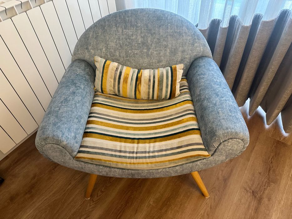 Poltrona azul com almofada