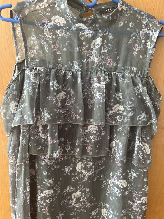 Krótka sukienka z falbanką