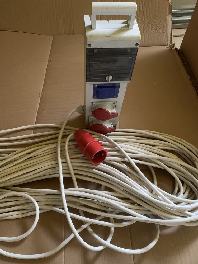 Przedłużacz elektryczny ze skrzynką rozdzielczą.
