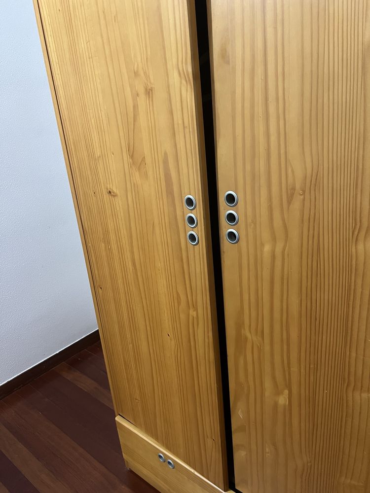 Guarda-roupa castanho