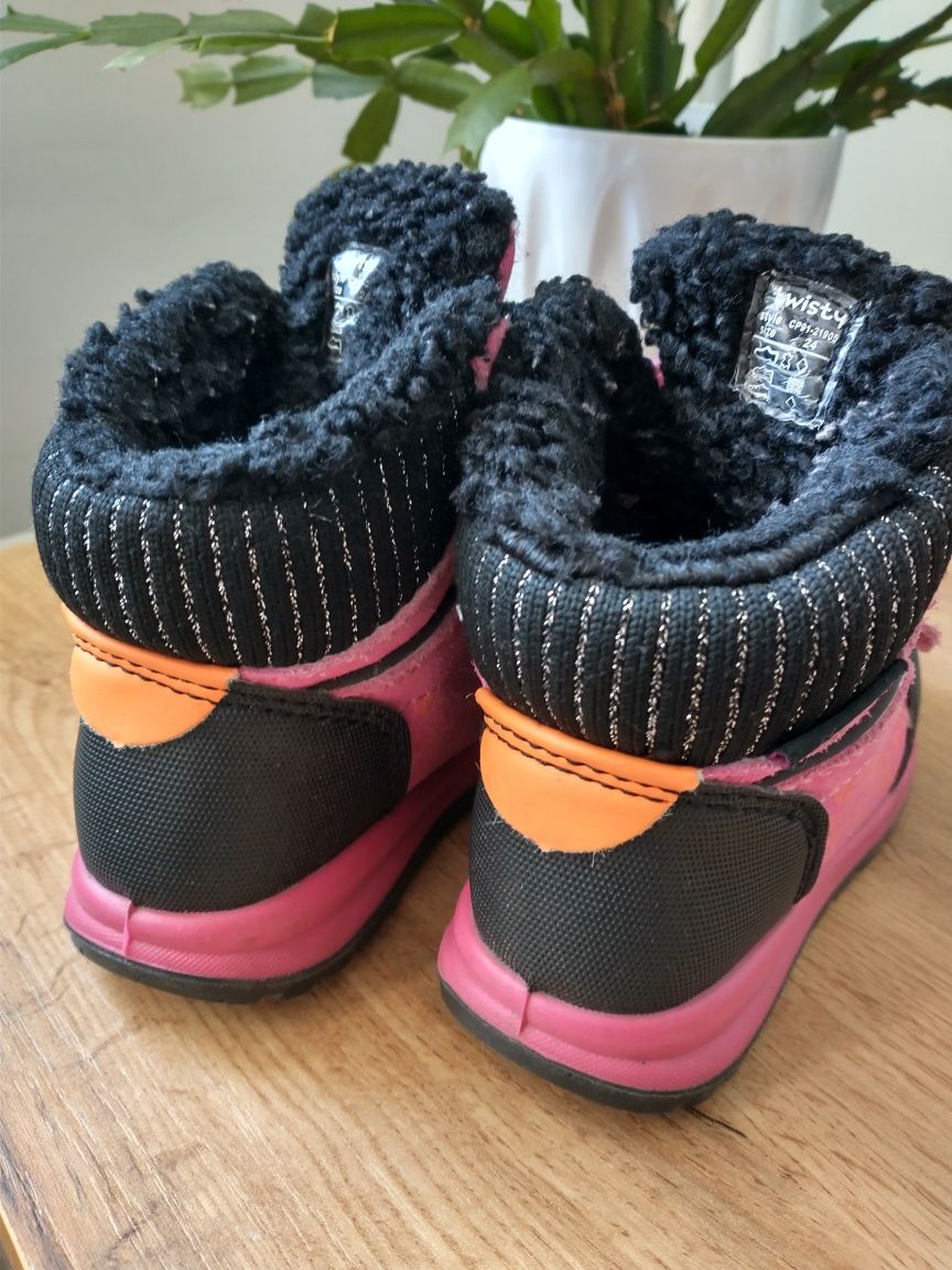 Zimowe buty dziecięce r.24 twisty