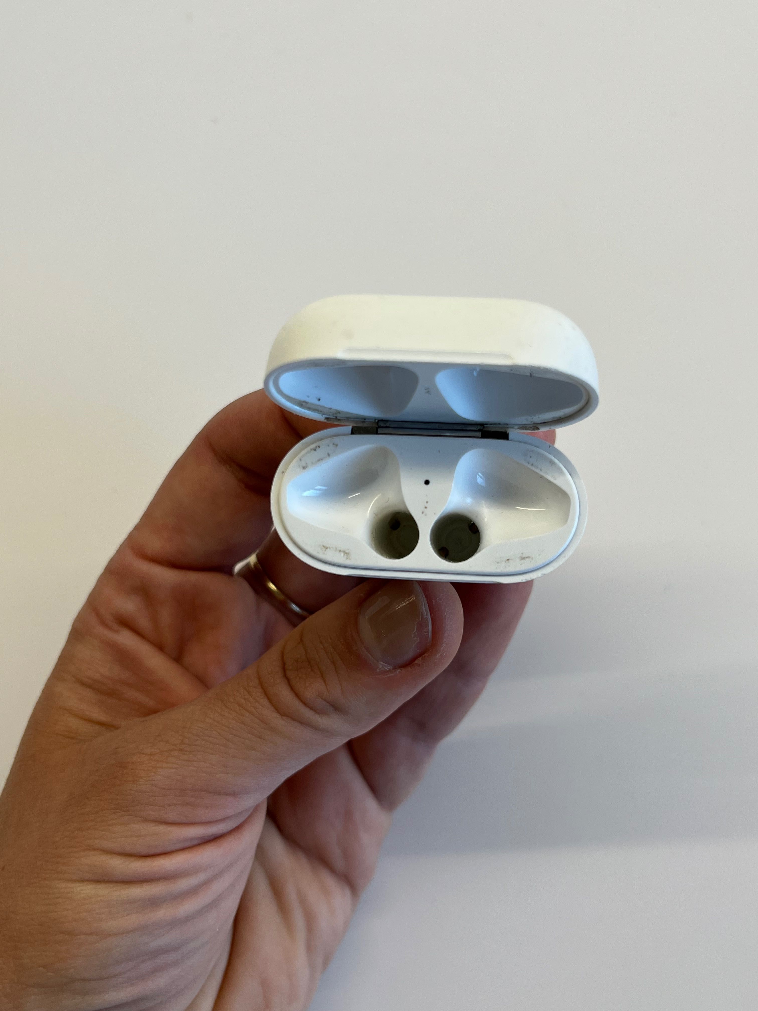 Etui AirPods 1 i 2 ładujące oryginalne A1602