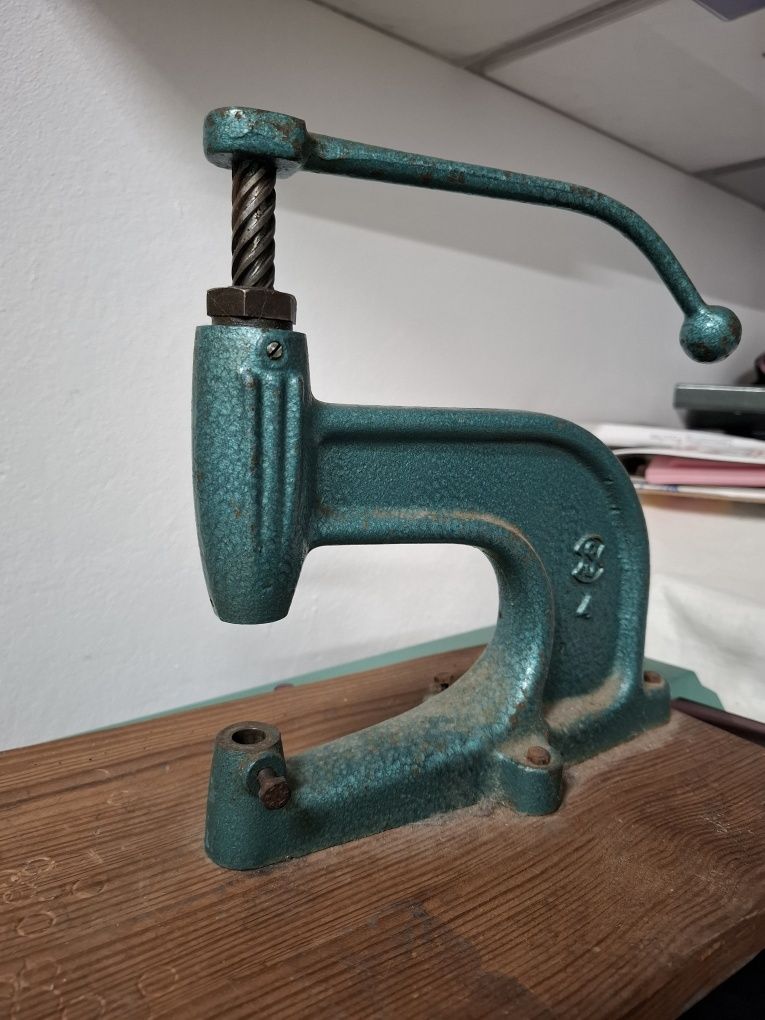 Máquina de colocar ilhós manual