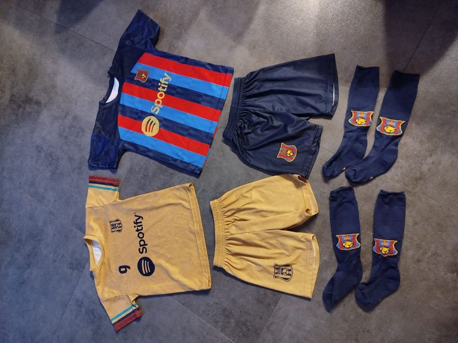 Sprzedam dwa  stroje piłkarskie w stanie idealnym