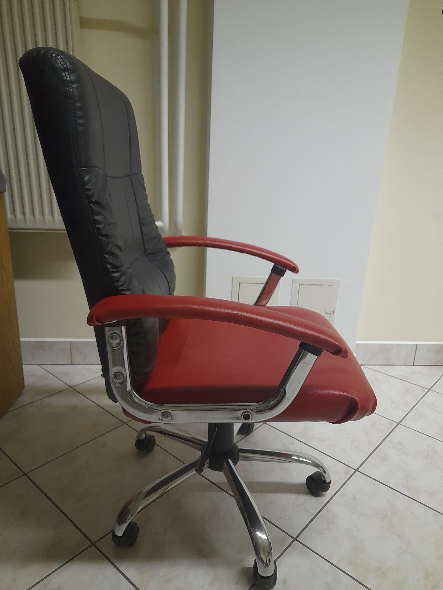 Fotel czerwono czarny