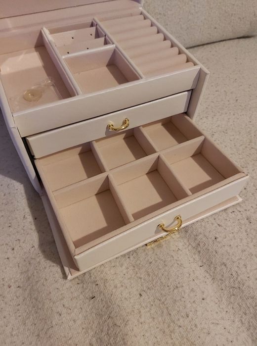 Elegancka szkatułka na biżuterię z lusterkiem – idealny na prezent