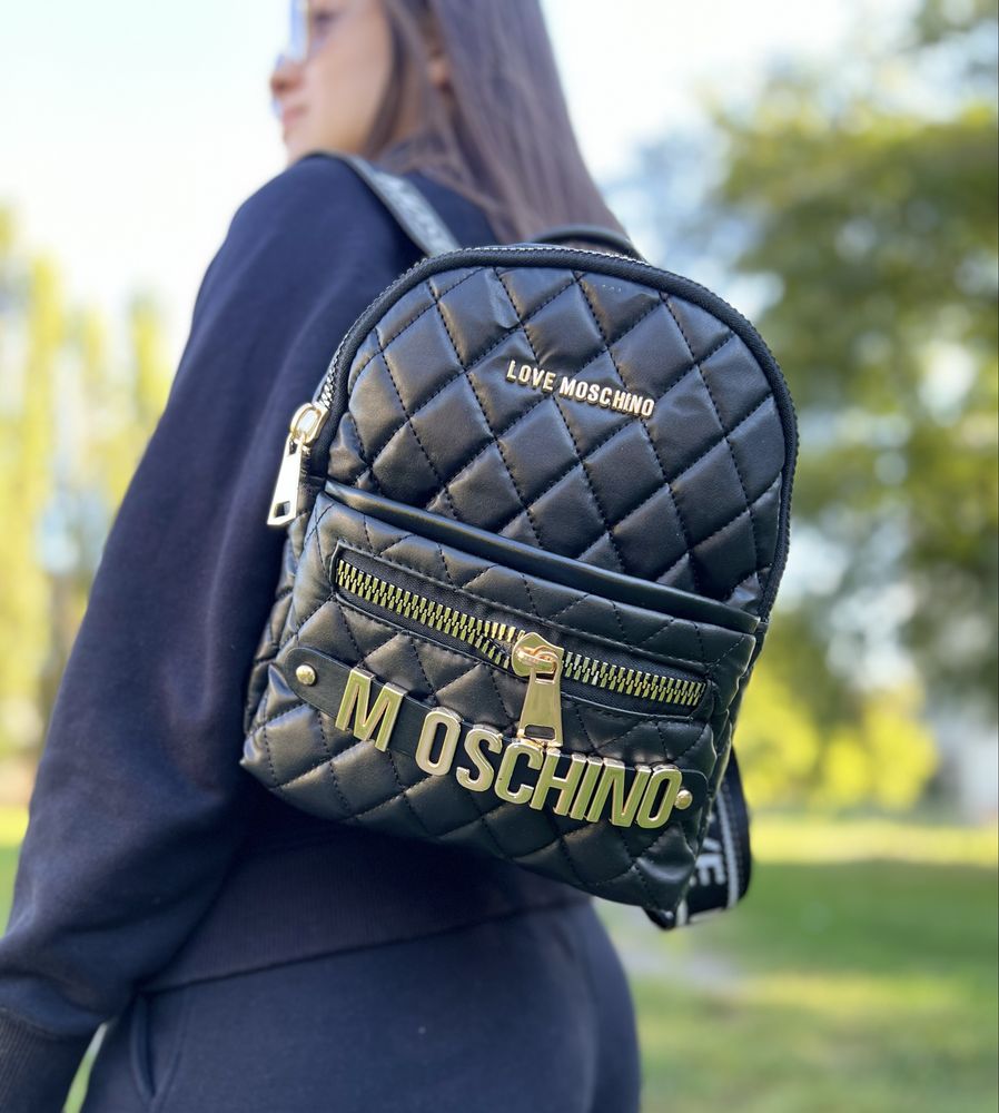 Рюкзак пуфер в стилі Moschino чорного кольору