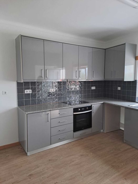 T2 reconstruído com cozinha equipada e terraço