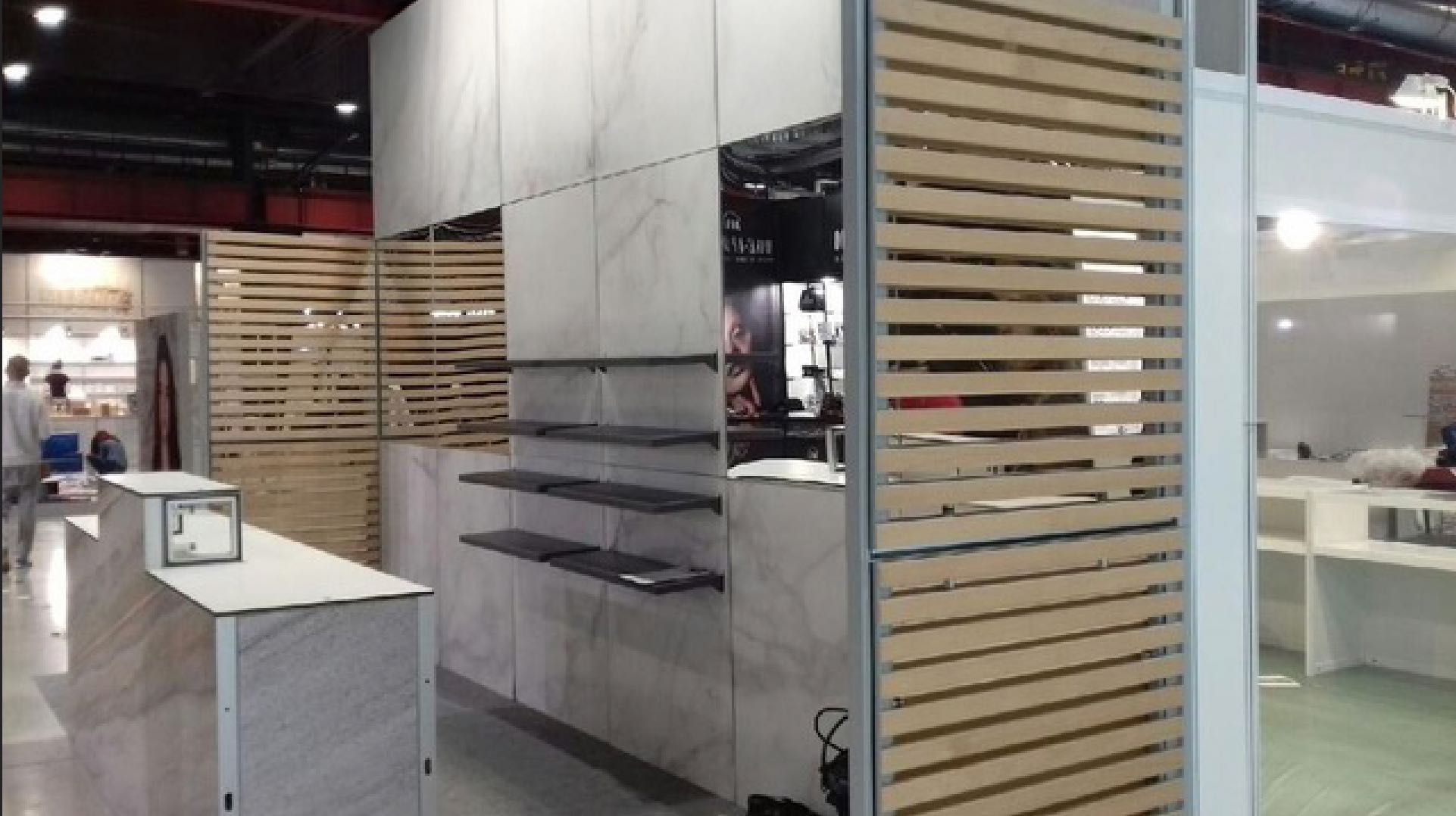 Clever Frame Stoisko targowe promocyjne lada ekspozycyjna