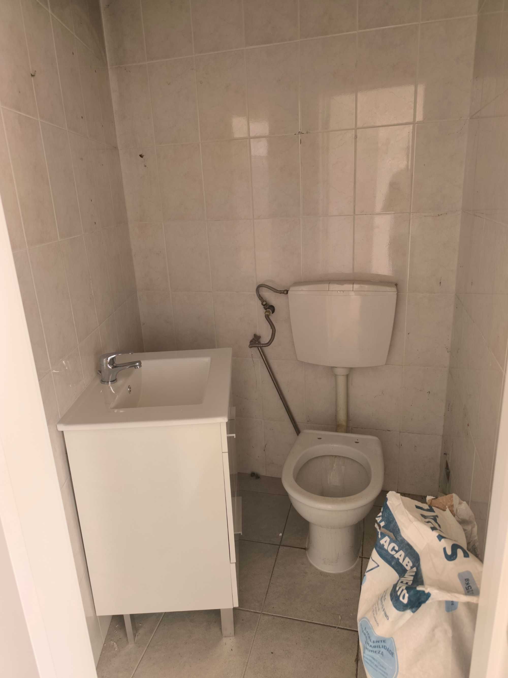 Alcanena-Loja com 50m2 com WC e Garagem- arrenda 285€/mes