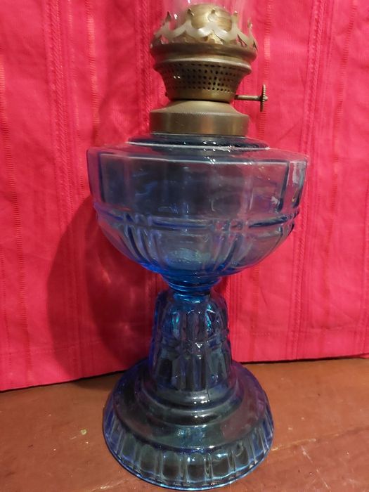 Candeeiro a petróleo em vidro azul original 

Altura - 50cm
Diâm