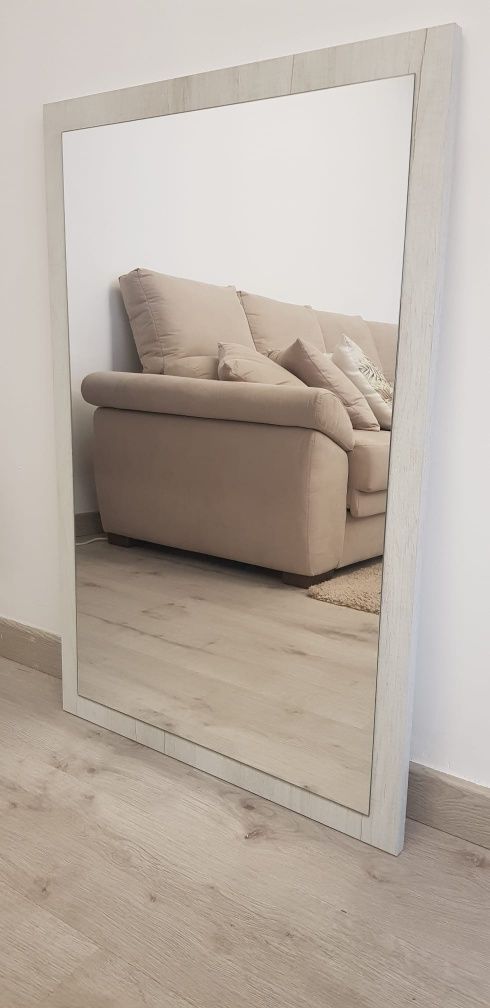 Espelho com moldura em madeira (63×95)