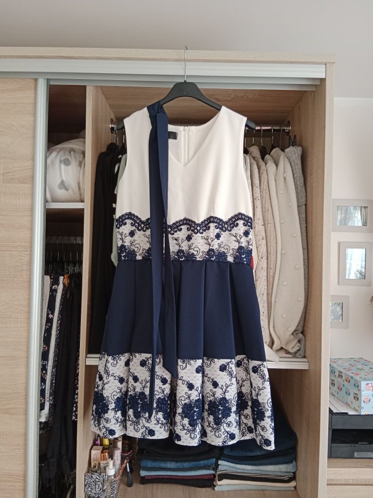 Elegancka biała rozkloszowana sukienka z koronką i wiązaniem w pasie m
