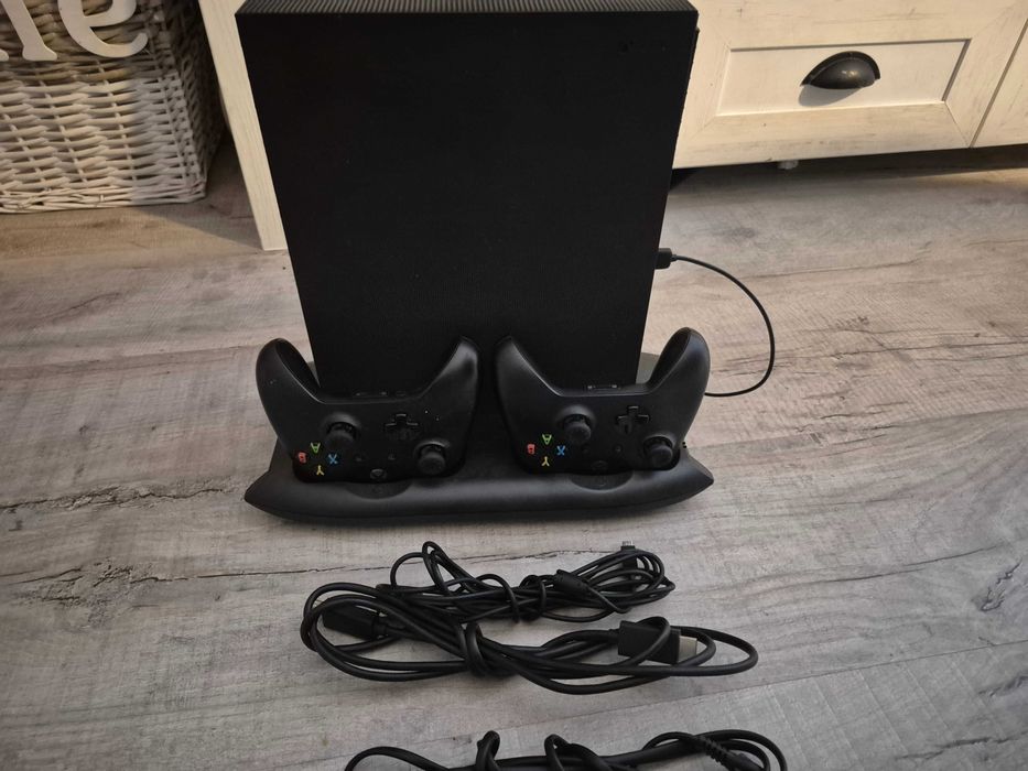 Konsola Xbox one x 2 pady
