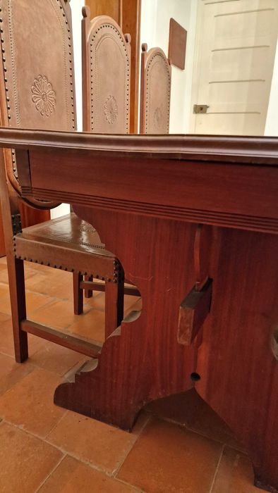 Mesa Clássica de madeira maciça