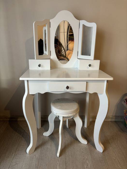 Drewniana toaletka dla dziewczynki biala