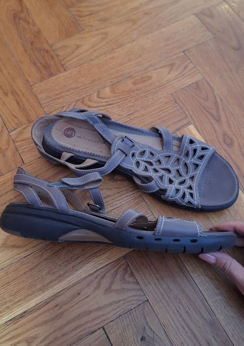 Продам босоніжки Clarks