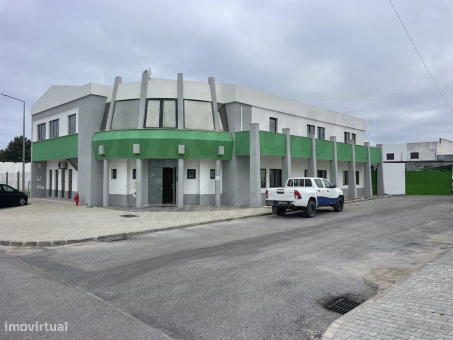 Venda conjunta de imóveis para atividade industrial com edifício e ...