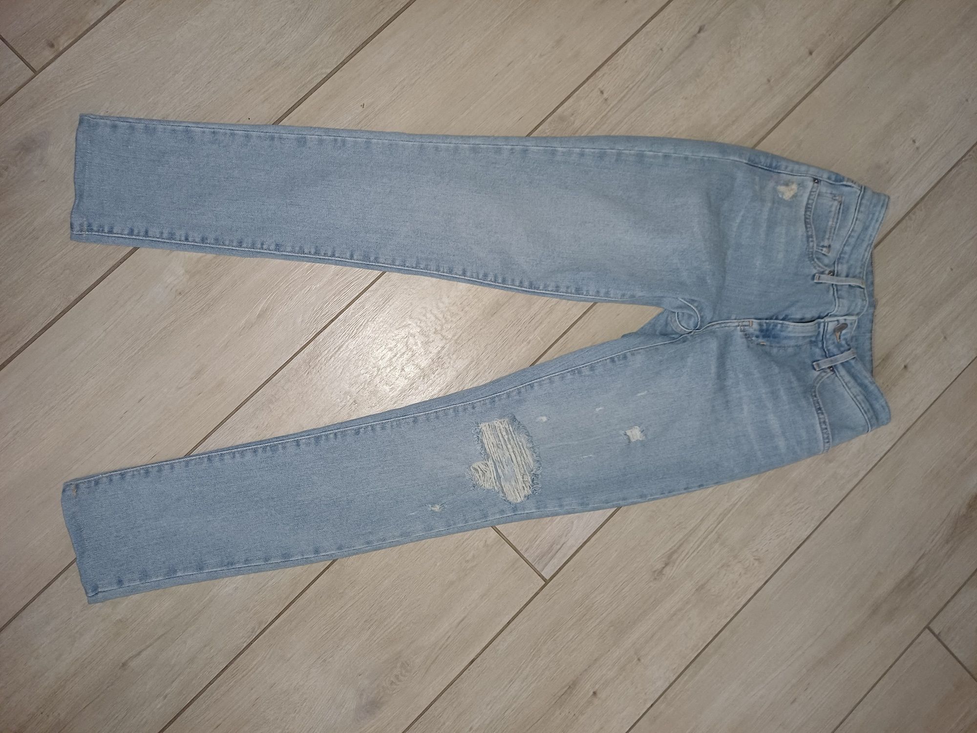 jasnoniebieskie jeansy Levi's z przetarciami skinny xs s