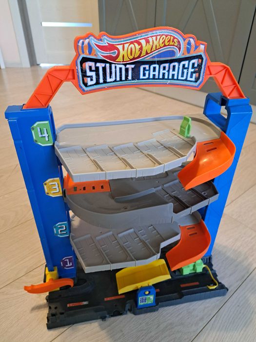 Трек hot wheels гараж