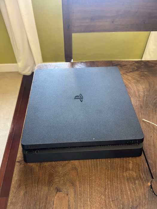 Playstation 4 Slim com pouco uso
