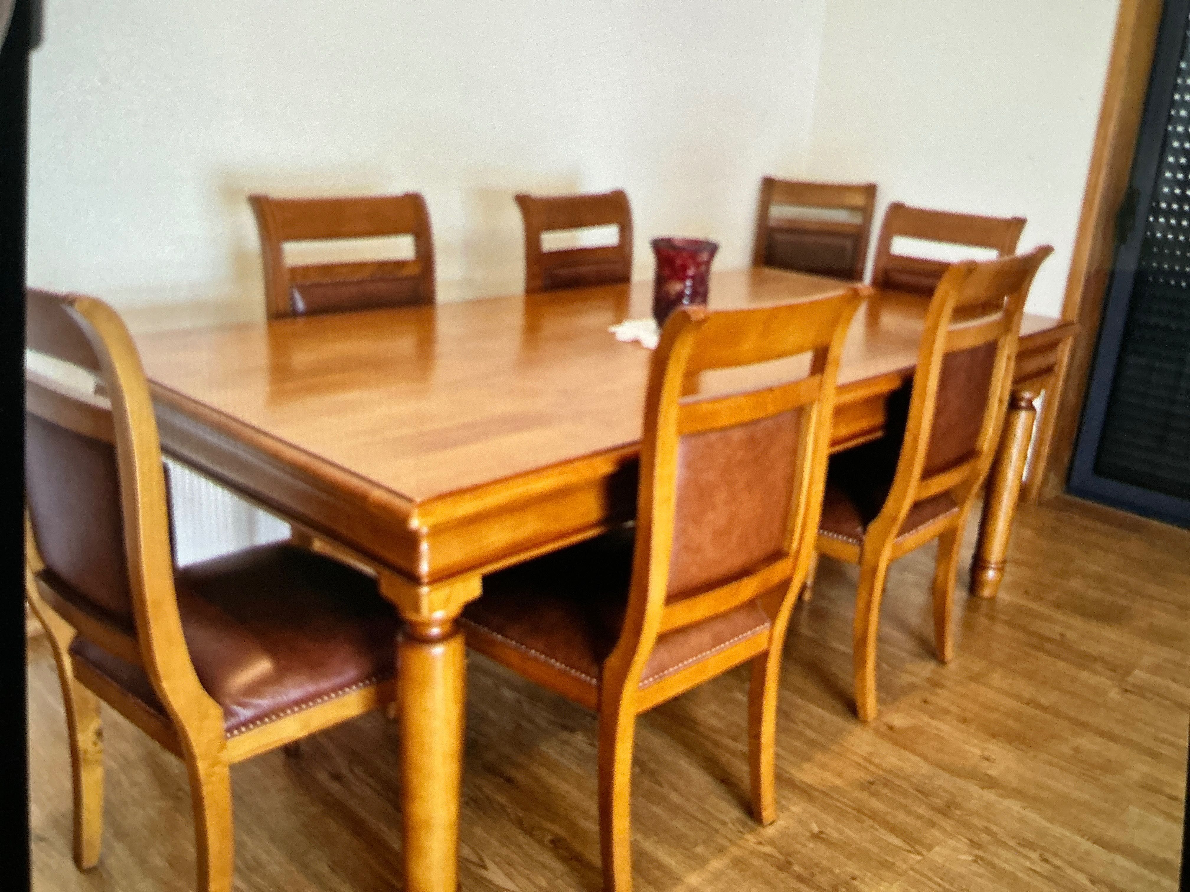 Mesa de sala de jantar com oito cadeiras