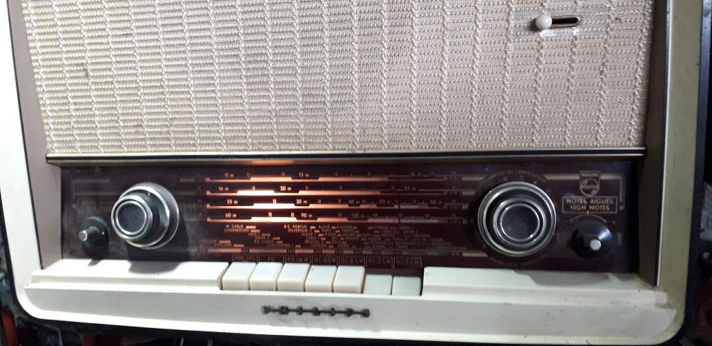 Rádio antigo a funcionar bem como se vê na foto