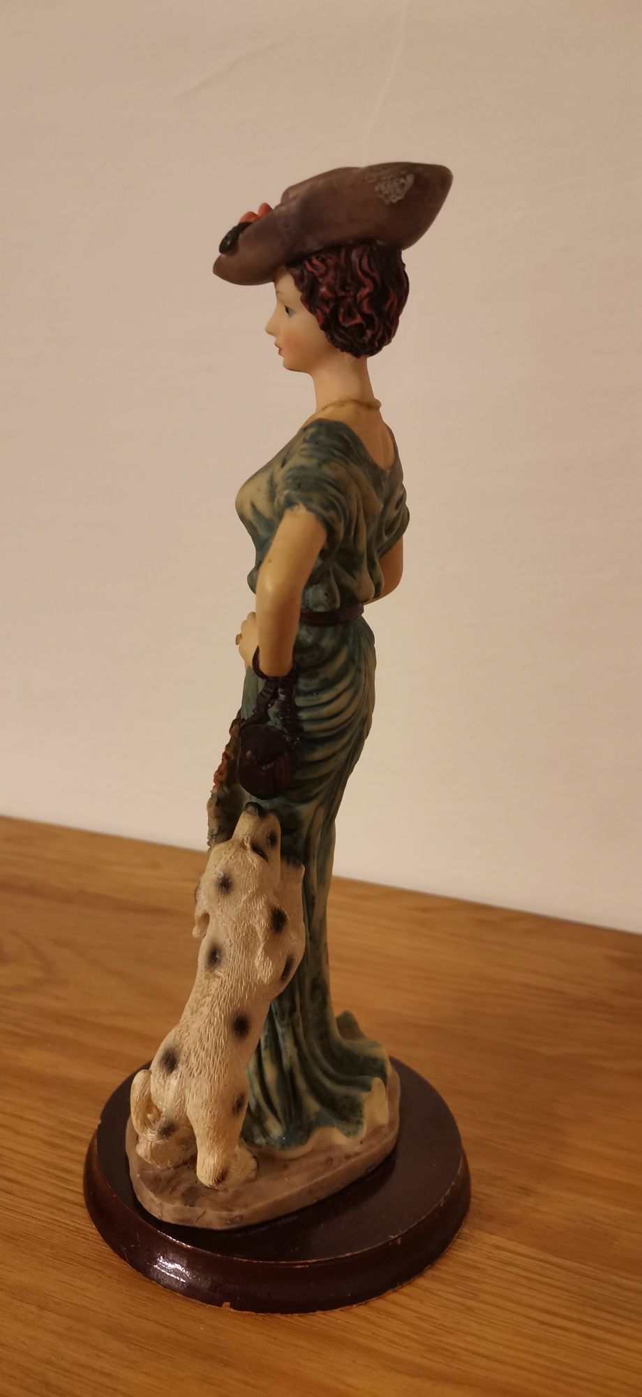 Figurka dama z pieskiem