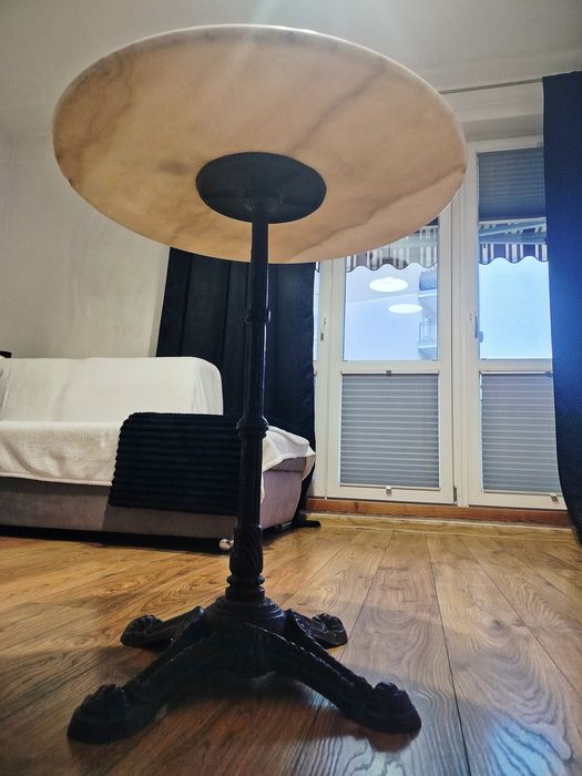 Stolik z marmurowym blatem i żeliwną nogą – styl bistro / vintage