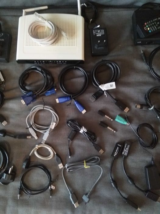 Zestaw kabli, przejściówek (vga, hdmi, usb, mini, euro), router itp