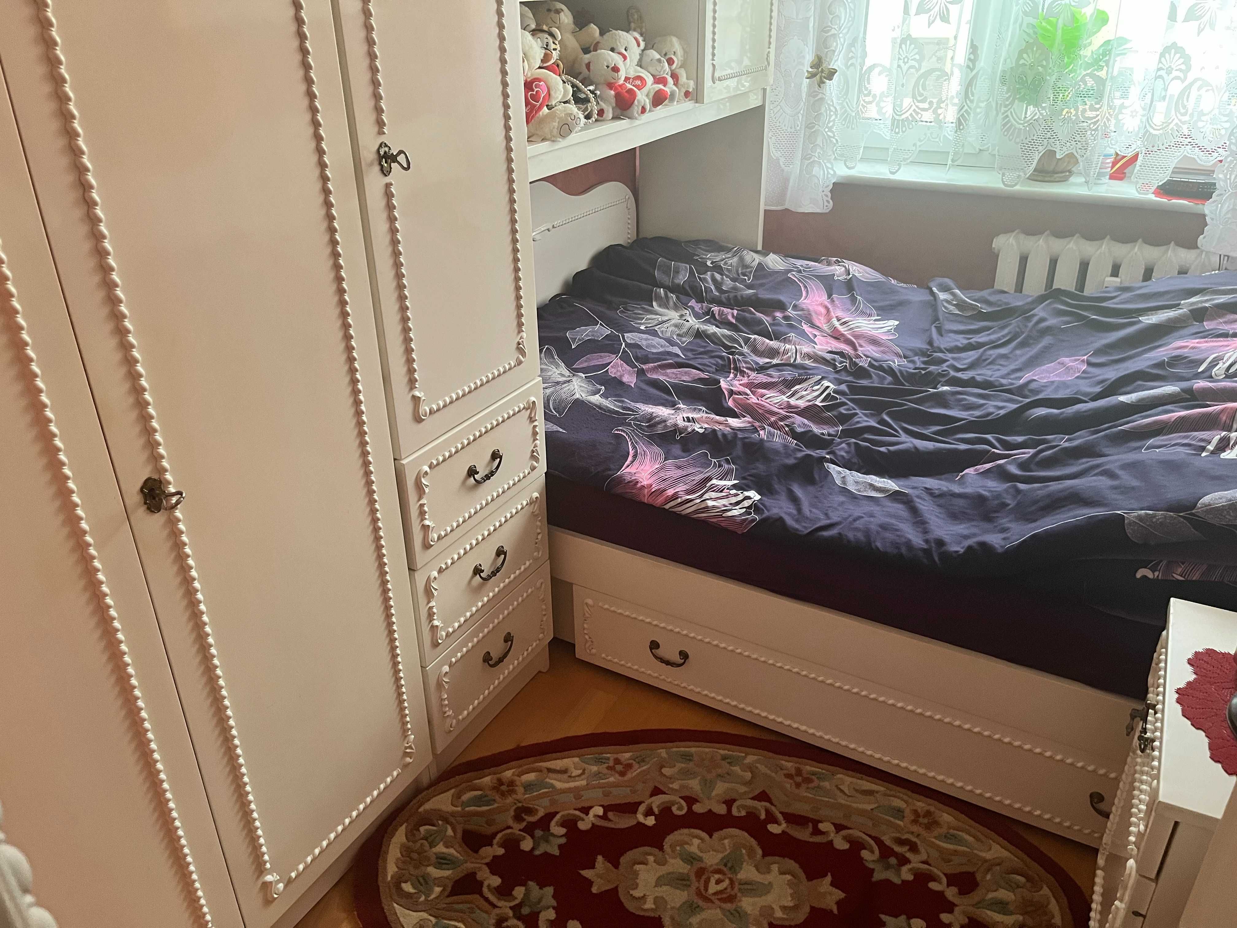 Sypialnia kompletna łózko z materacem, meble, szafka nocna, lampa noc.