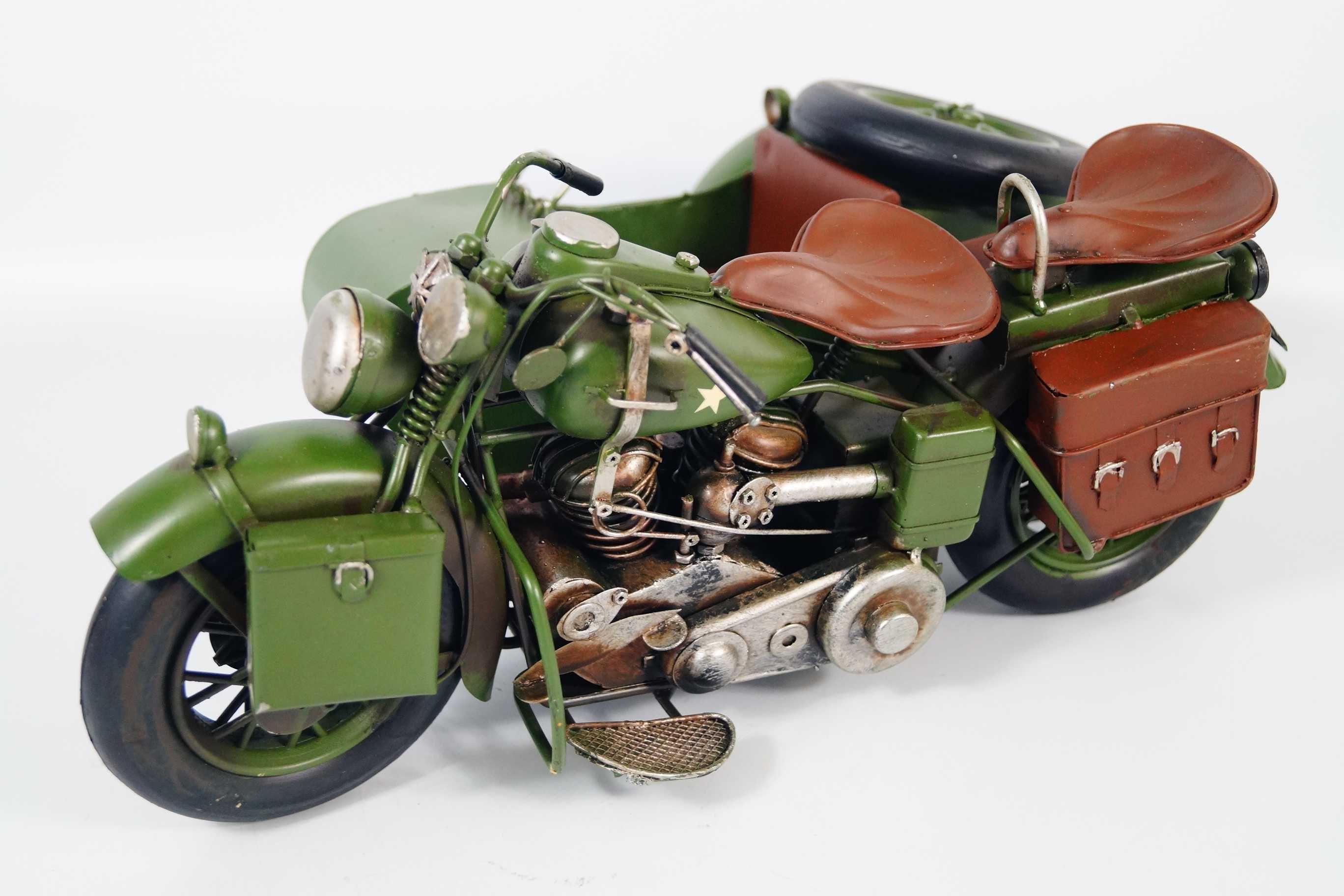 Metalowy pojazd - stary motocykl z dostawką retro rekwizyt wojskowy