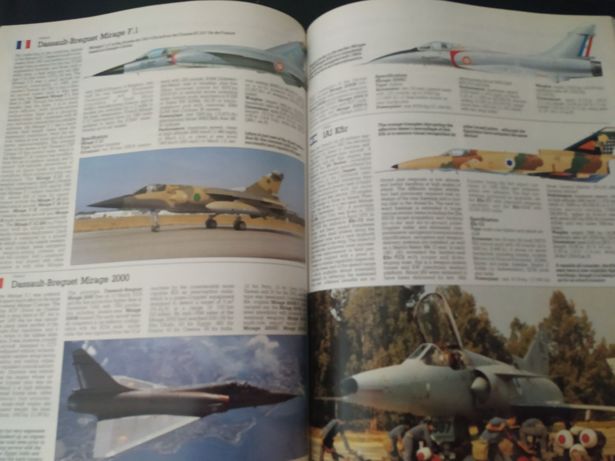 Livro militar "The Directory of Modern Military Weapons"